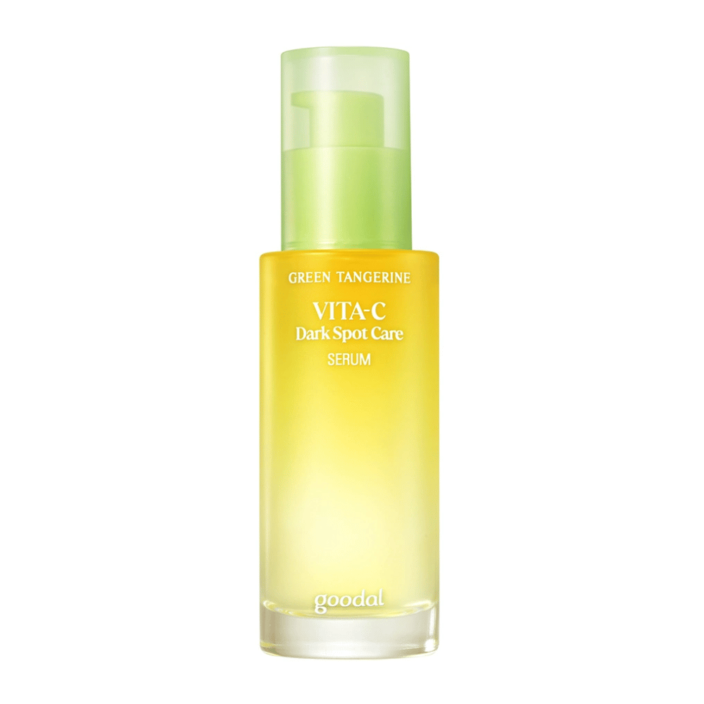 Uma garrafa Green Tangerine Vita C Dark Spot Care Serum 40ml de Goodal para hiperpigmentação em fundo branco.