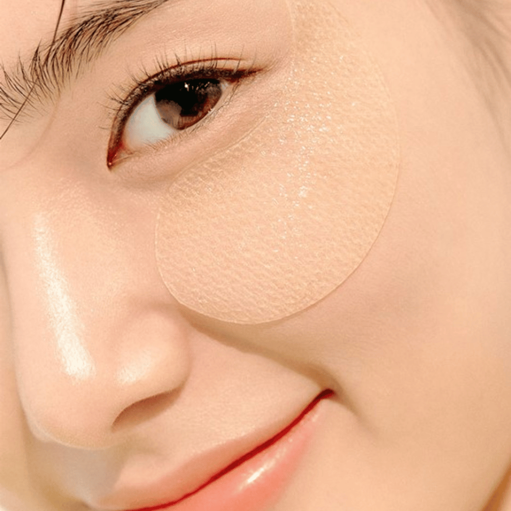 Close-up do olho de uma mulher com uma máscara hidratante para os olhos colocada abaixo dele.