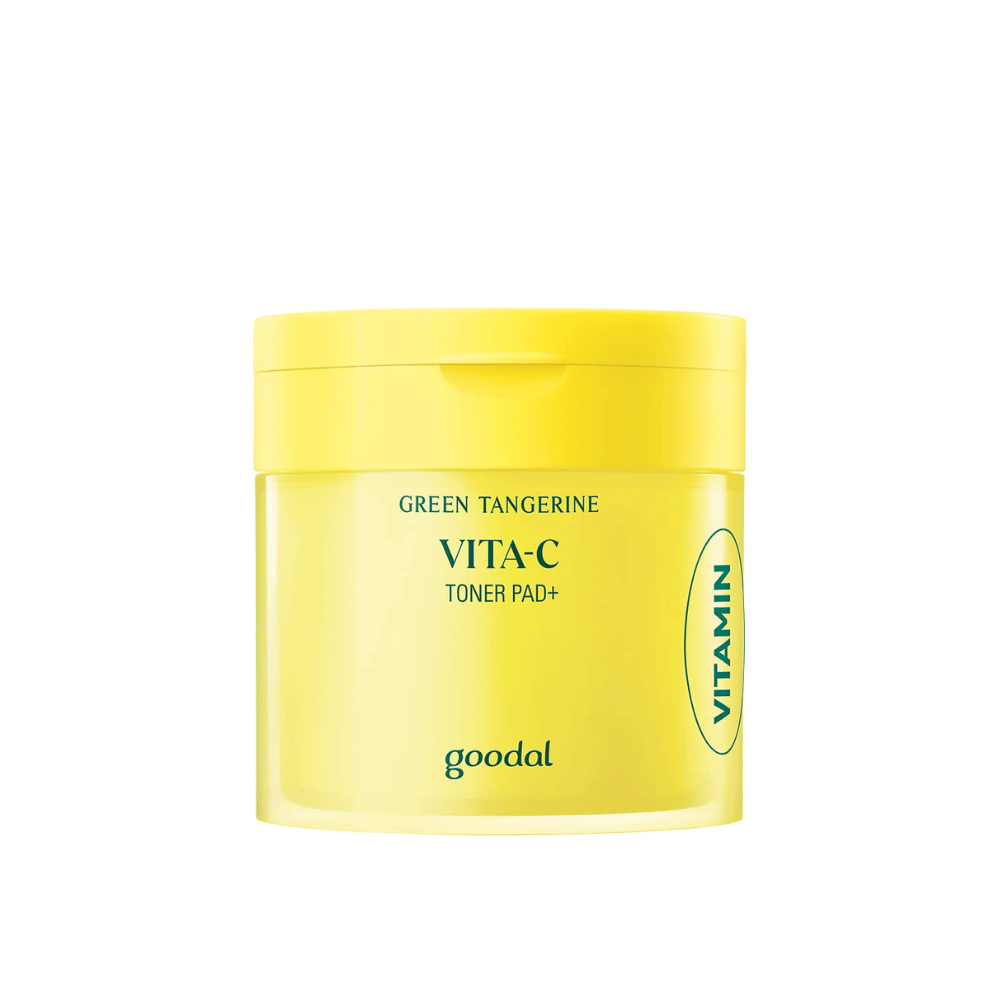 Um recipiente amarelo claro marcado "GREEN TANGERINE VITA-C TONER PAD+" da marca "goodal", com uma marcação lateral indicando "VITAMIN".