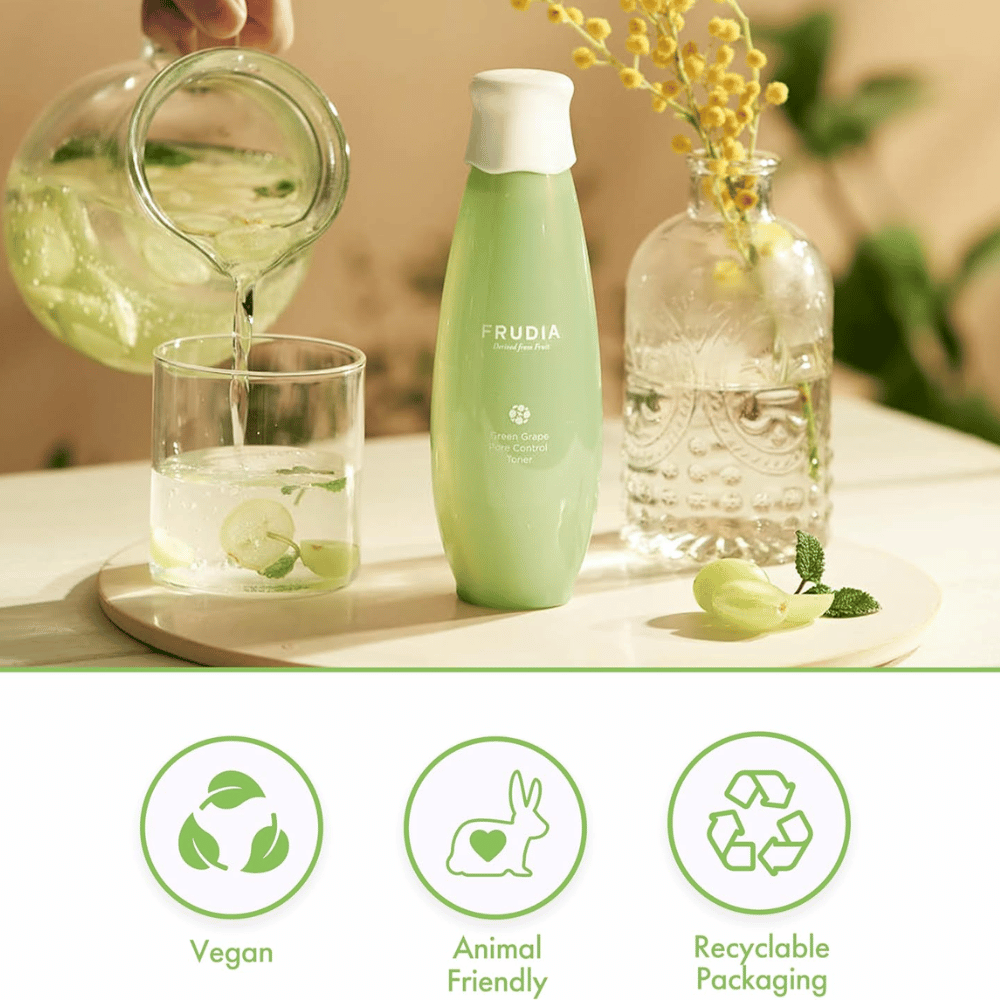 Frudia Green Grape Pore Control Toner em um ambiente natural com uvas verdes e água que simboliza cuidados com os poros frescos, hidratação e pele equilibrada com cuidados veganos coreanos para a pele.