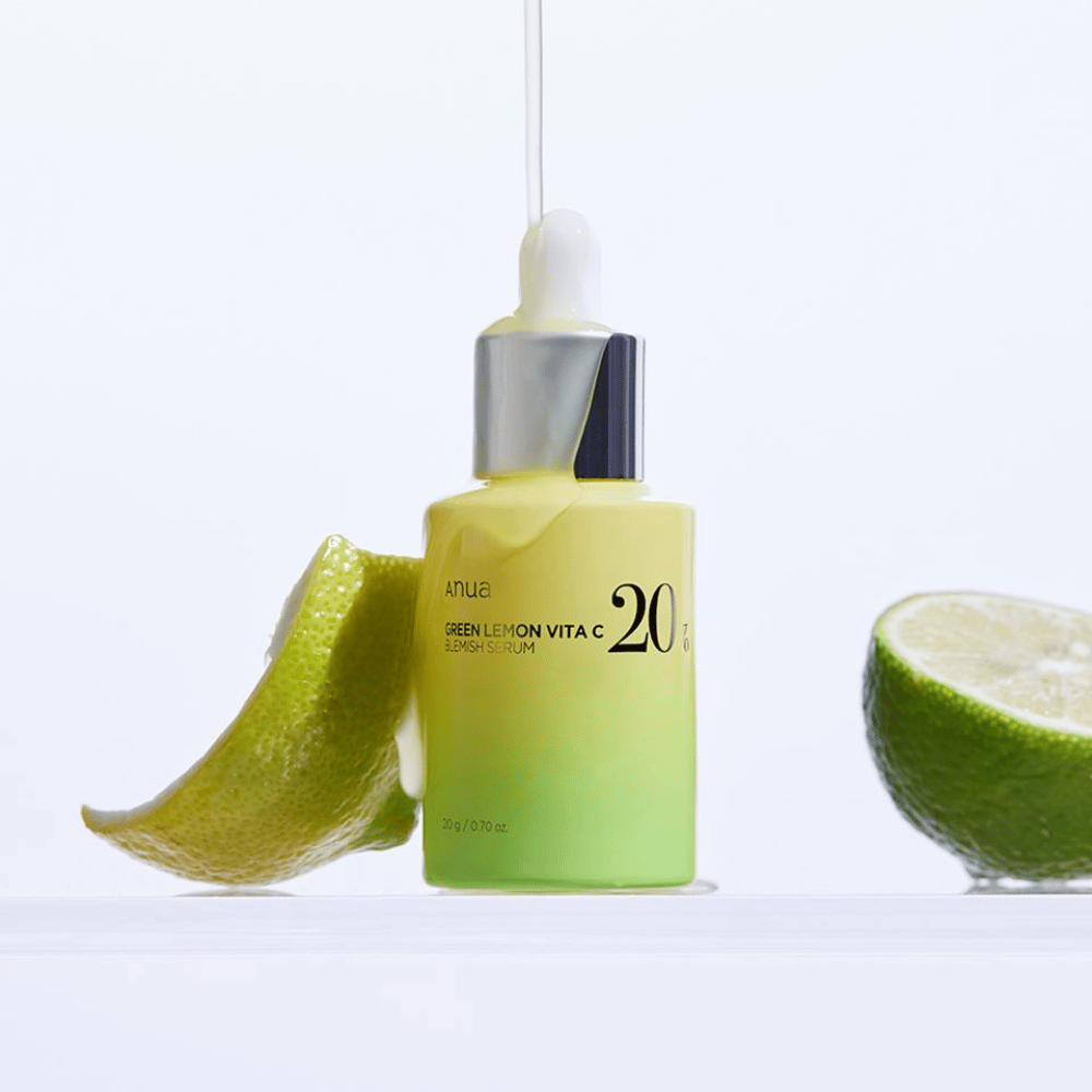 ANUA Green Lemon Vita C Blemish Serum, apresentado com uma fatia de limão verde, contém 20g de sérum.