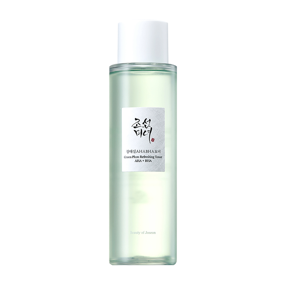 A garrafa do "Green Plum Refreshing Toner" AHA + BHA tem um design elegante com uma tampa branca e corpo transparente que mostra o líquido verde no interior. O rótulo tem um texto preto e vermelho estilizado, o que proporciona uma sensação fresca e moderna.