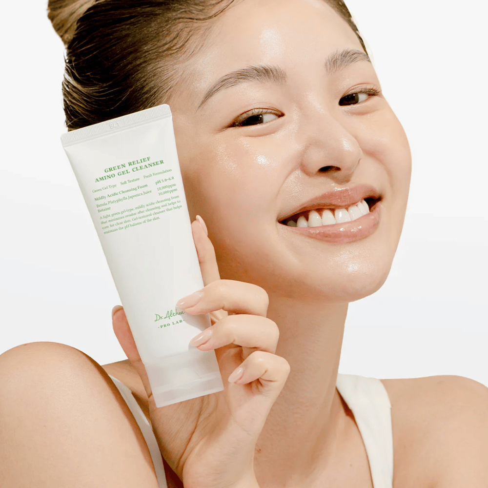 Mulher com pele radiante segura Dr. Althea Green Relief Amino Gel Cleanser – limpeza vegana para pele sensível e irritada.