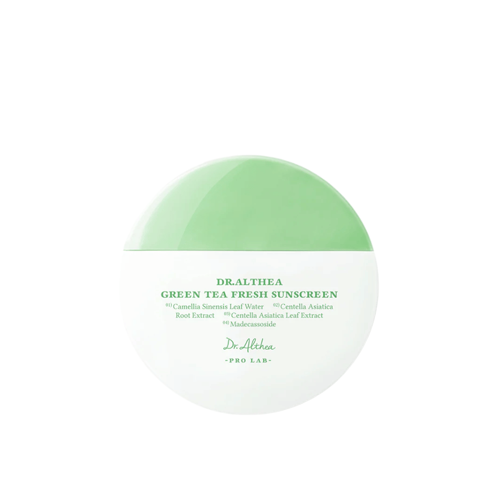 Protetor solar redondo de Dr. Althea com embalagem verde e branca e texto destacando ingredientes como chá verde e centella asiatica - um protetor solar químico suave com propriedades calmantes.