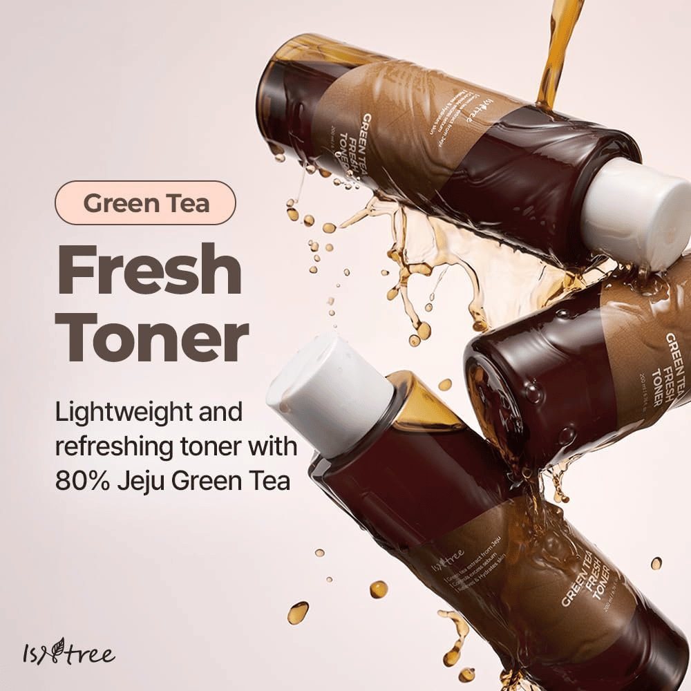 Vários frascos de Isntree Green Tea Fresh Toner estão rodeados por salpicos de tónico. A imagem destaca a fórmula leve e refrescante com 80% de chá verde de Jeju para hidratação e pele equilibrada.