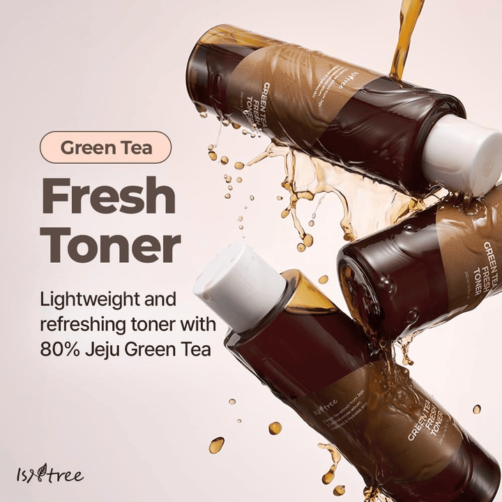 Vários frascos de Isntree Green Tea Fresh Toner estão rodeados por salpicos de tónico. A imagem destaca a fórmula leve e refrescante com 80% de chá verde de Jeju para hidratação e pele equilibrada.