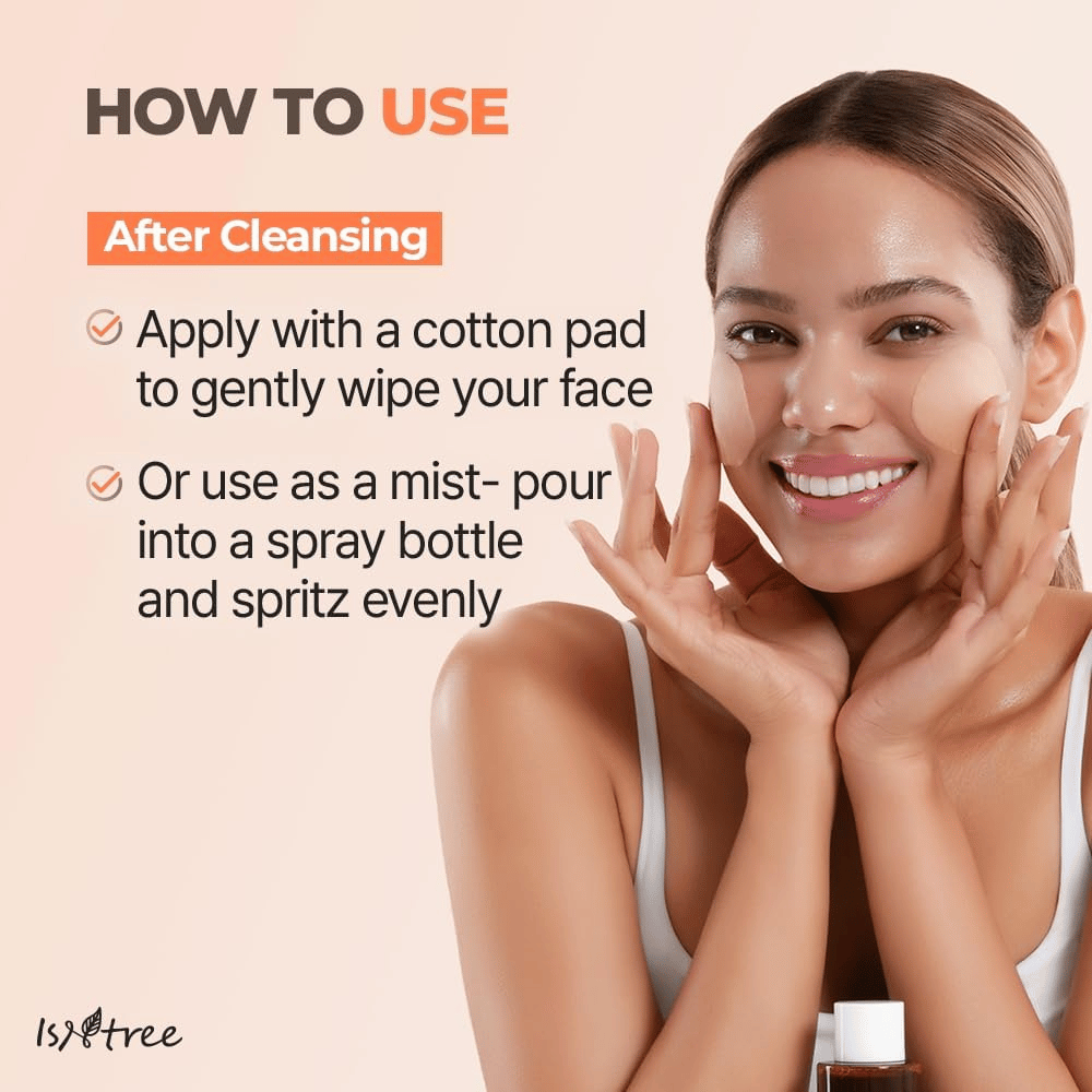 A modelo mostra como Isntree Green Tea Fresh Toner é usado após a limpeza. O tónico é aplicado com um disco de algodão ou pode ser colocado num frasco com pulverizador para ser օգտագործado como uma bruma facial refrescante.