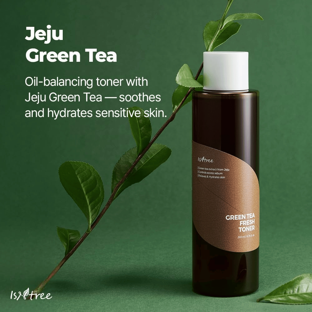 Isntree Green Tea Fresh Toner apresentado juntamente com folhas de chá verde de Jeju. A imagem enfatiza o conteúdo de chá verde do tónico, que ajuda a hidratar, acalmar e equilibrar a pele.