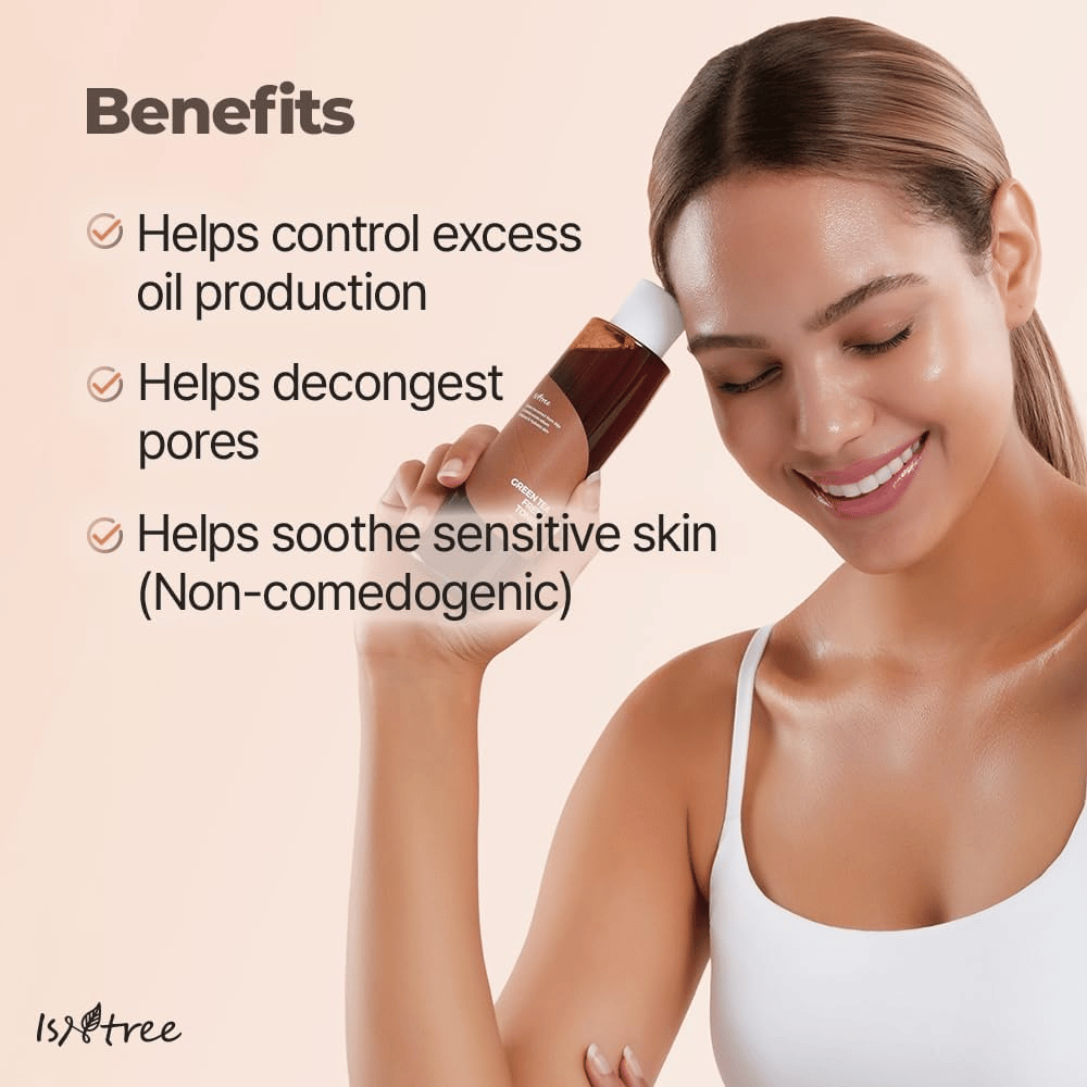 Uma pessoa segura Isntree Green Tea Fresh Toner junto ao rosto. A imagem destaca os benefícios do tónico, como equilibrar a produção de sebo, limpar os poros e acalmar a pele sensível sem obstruir os poros.