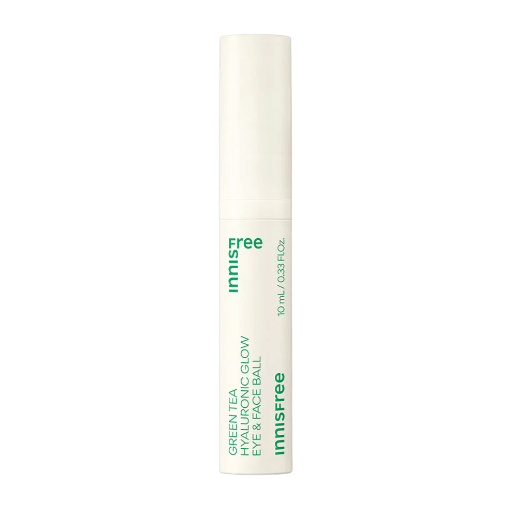 Innisfree Green Tea Hyaluronic Glow Eye & Face Ball é apresentado em uma garrafa branca com texto verde. O produto possui uma parte aplicadora redonda e contém 10 ml. O design é simples e elegante, com foco no produto em primeiro plano.