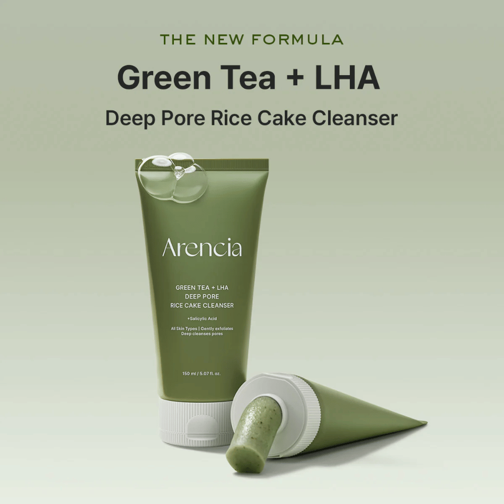 Imagem de campanha para Arencia Green Tea + LHA Deep Pore Rice Cake Cleanser que destaca a nova fórmula com chá verde e LHA para uma limpeza profunda dos poros.