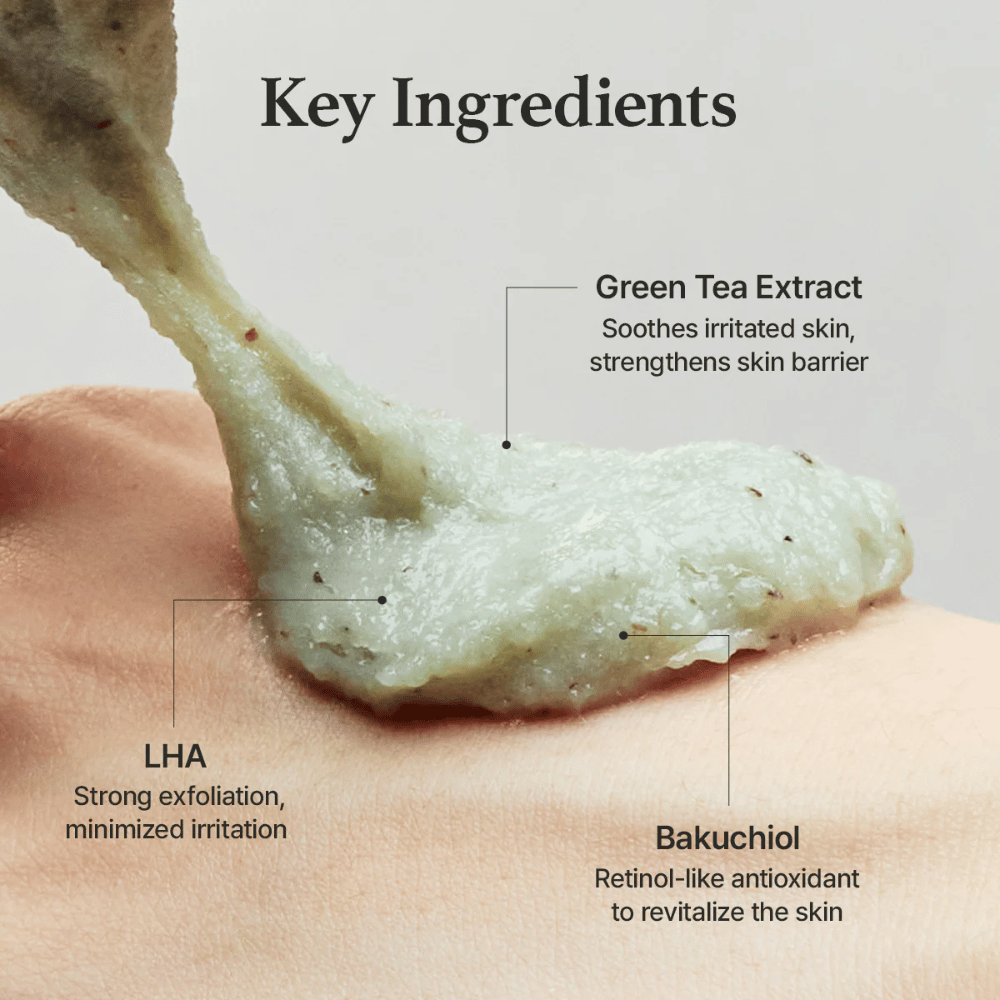 Close-up da textura do cleanser juntamente com a explicação dos ingredientes para extrato de chá verde, LHA e bakuchiol, que ajudam a esfoliar suavemente e a reforçar a barreira cutânea.