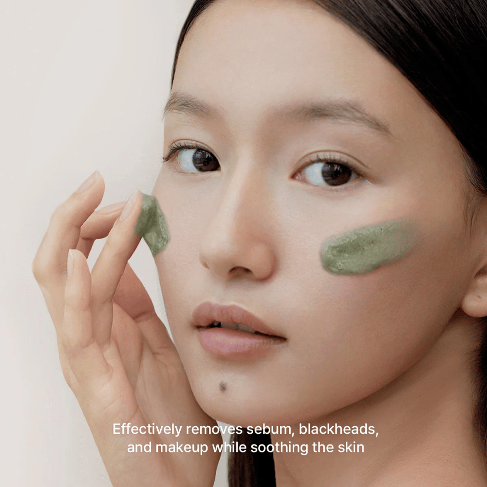 Modelo aplica o cleanser verde nas bochechas com foco na remoção de sebo, pontos negros e maquilhagem, ao mesmo tempo que a pele é acalmada e se sente equilibrada.