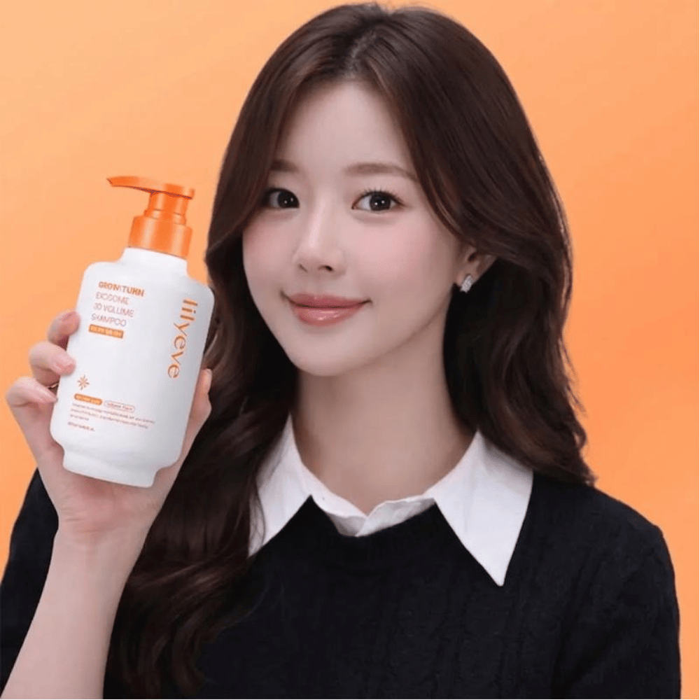 Pessoa segura LILYEVE Grow:Turn Exosome 3D Volume Shampoo para cuidados capilares e do couro cabeludo com efeito volumizador