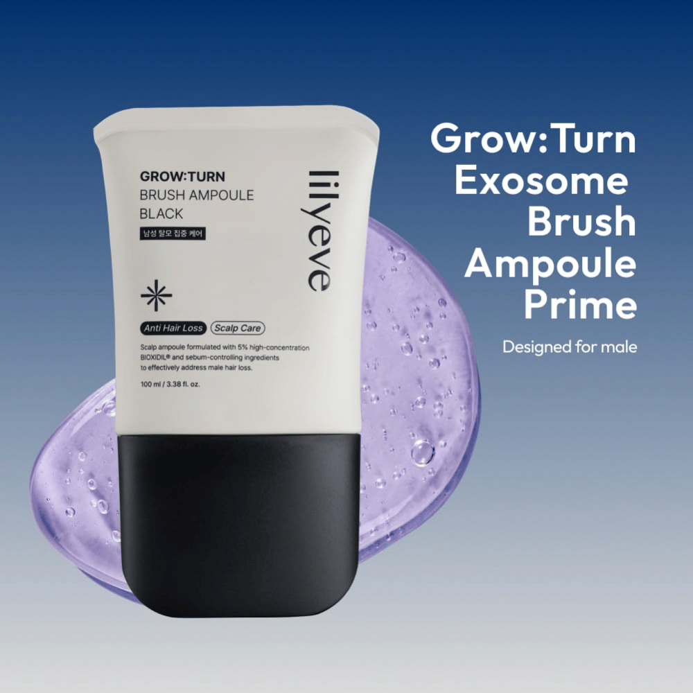Imagem de perto de LILYEVE Grow:Turn Exosome Brush Ampoule Prime com gotas decorativas de sérum e o aplicador de escova único. A imagem enfatiza a aplicação fácil diretamente no couro cabeludo e o cuidado direcionado das raízes do cabelo.
