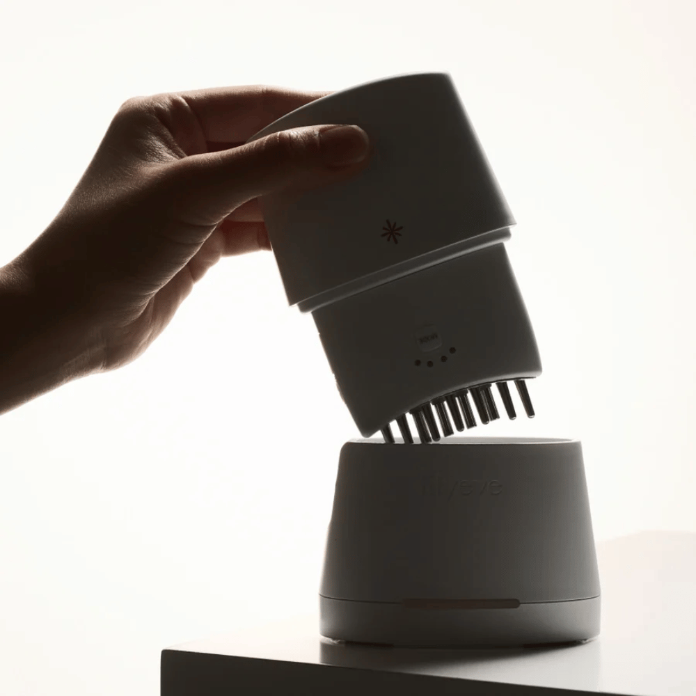 1. Lilyeve GrowTurn Pro – aparelho branco para o couro cabeludo com cabeça de massagem amovível e base de carregamento