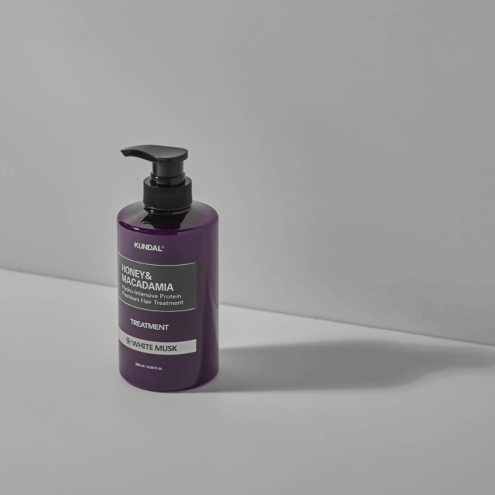 KUNDAL Mel & Macadâmia Hidro-Intensivo Proteína Premium Cabelo Treatment Almíscar Branco em garrafa de bomba roxa, 500 ml.