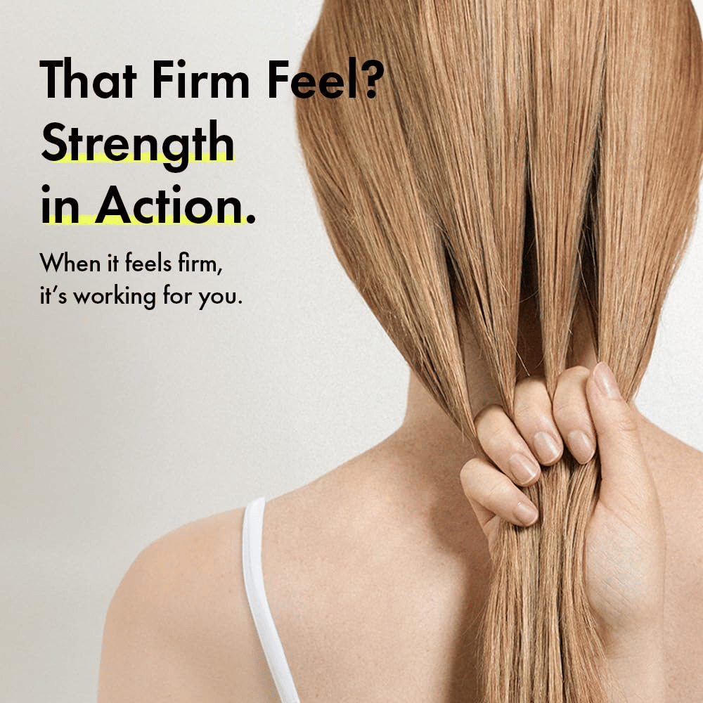 Pessoa segura o seu cabelo para ilustrar fios de cabelo mais fortes e uma sensação de cabelo mais firme após a utilização de Grabity g0.0 Hair Lifting Shampoo Strong.