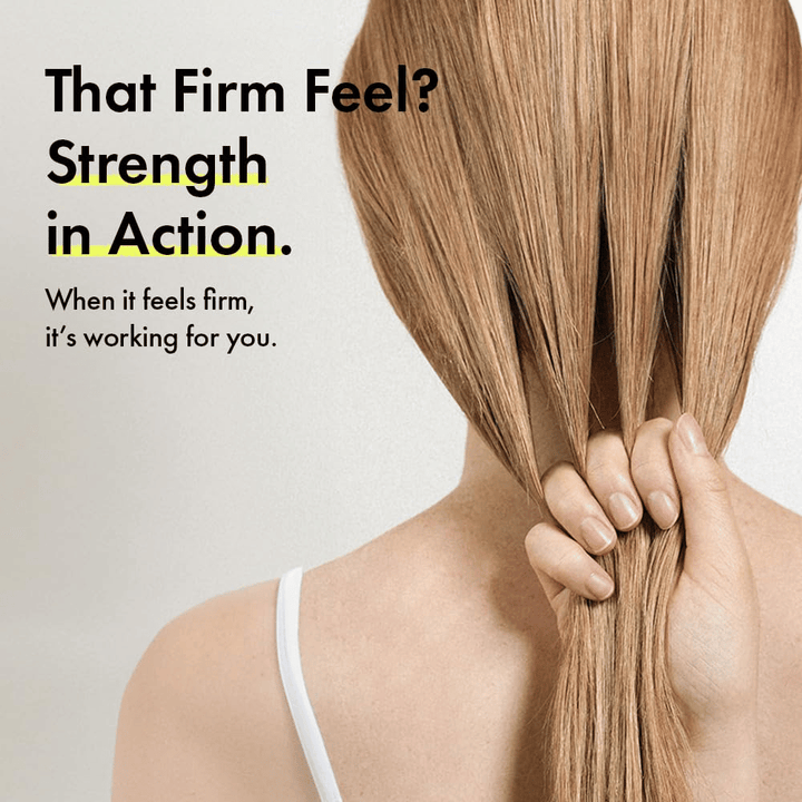 Pessoa segura o seu cabelo para ilustrar fios de cabelo mais fortes e uma sensação de cabelo mais firme após a utilização de Grabity g0.0 Hair Lifting Shampoo Strong.