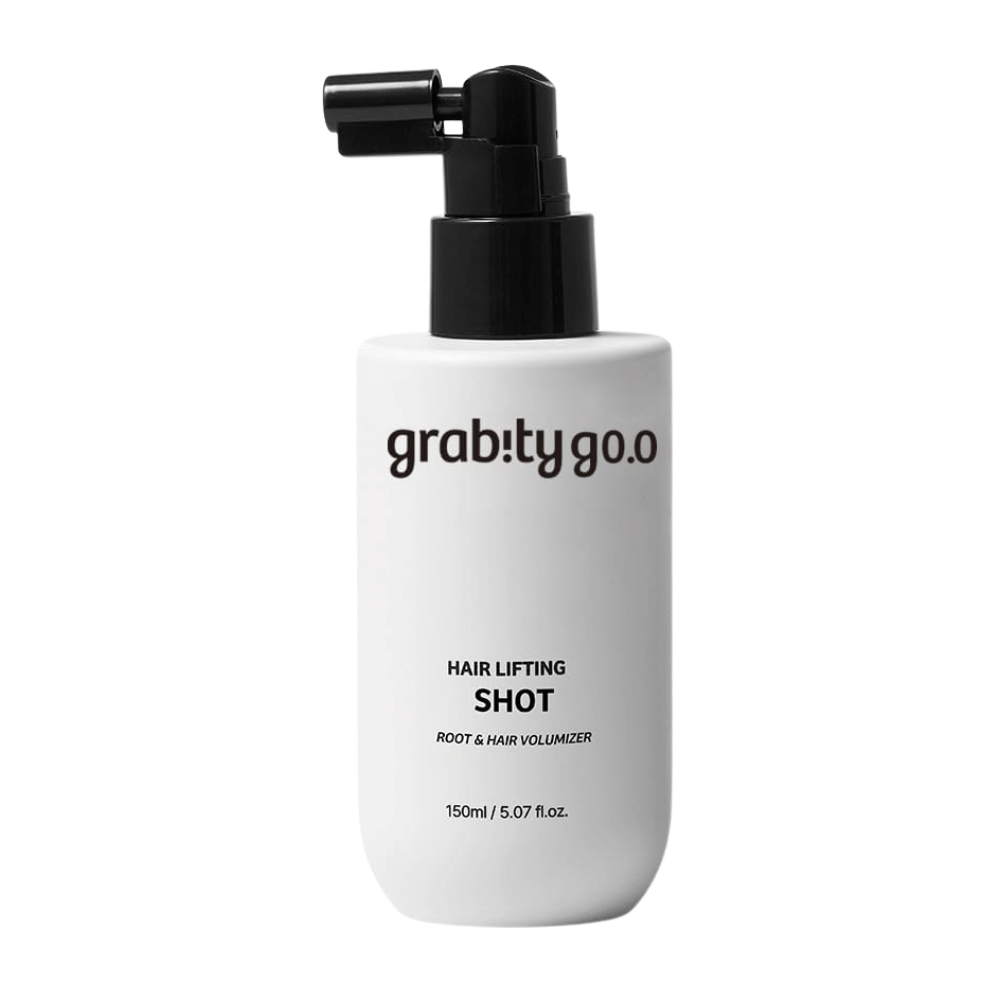 Grabity Hair Lifting Shot Root & Hair Volumizer em elegante frasco spray branco. Um produto capilar volumizador desenvolvido para elevar as raízes do cabelo, dar mais corpo ao cabelo e facilitar o styling.