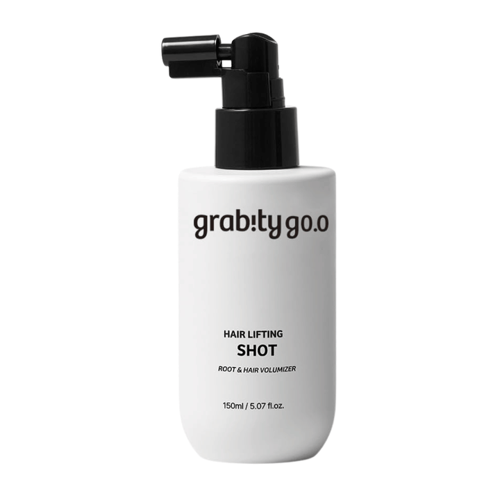 Grabity Hair Lifting Shot Root & Hair Volumizer em elegante frasco spray branco. Um produto capilar volumizador desenvolvido para elevar as raízes do cabelo, dar mais corpo ao cabelo e facilitar o styling.