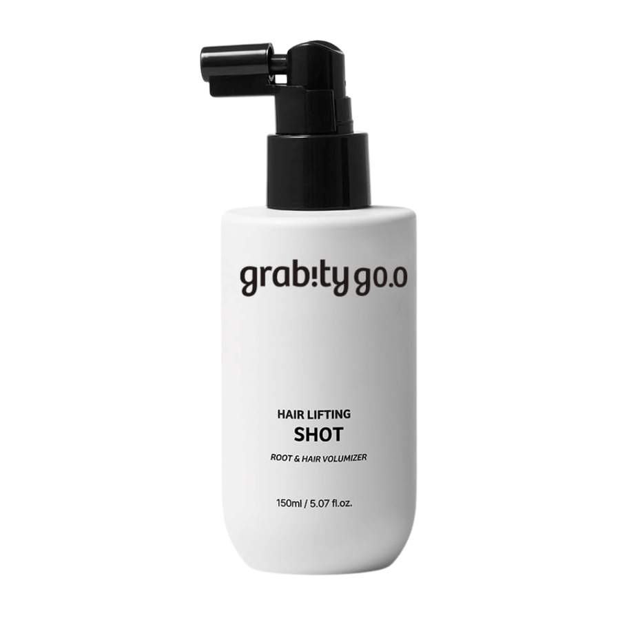 Grabity Hair Lifting Shot Root & Hair Volumizer em elegante frasco spray branco. Um produto capilar volumizador desenvolvido para elevar as raízes do cabelo, dar mais corpo ao cabelo e facilitar o styling.