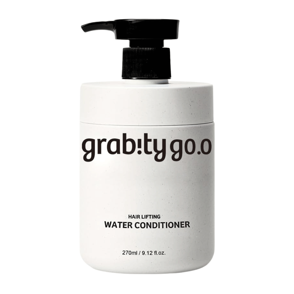 Grabity Hair Lifting Water Conditioner em frasco pump branco elegante sobre fundo claro. Uma fórmula de condicionador capilar volumizadora desenvolvida para proporcionar suavidade, brilho e uma aparência de cabelo mais cheio.