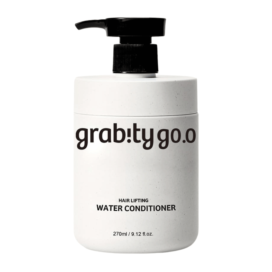 Grabity Hair Lifting Water Conditioner em frasco pump branco elegante sobre fundo claro. Uma fórmula de condicionador capilar volumizadora desenvolvida para proporcionar suavidade, brilho e uma aparência de cabelo mais cheio.