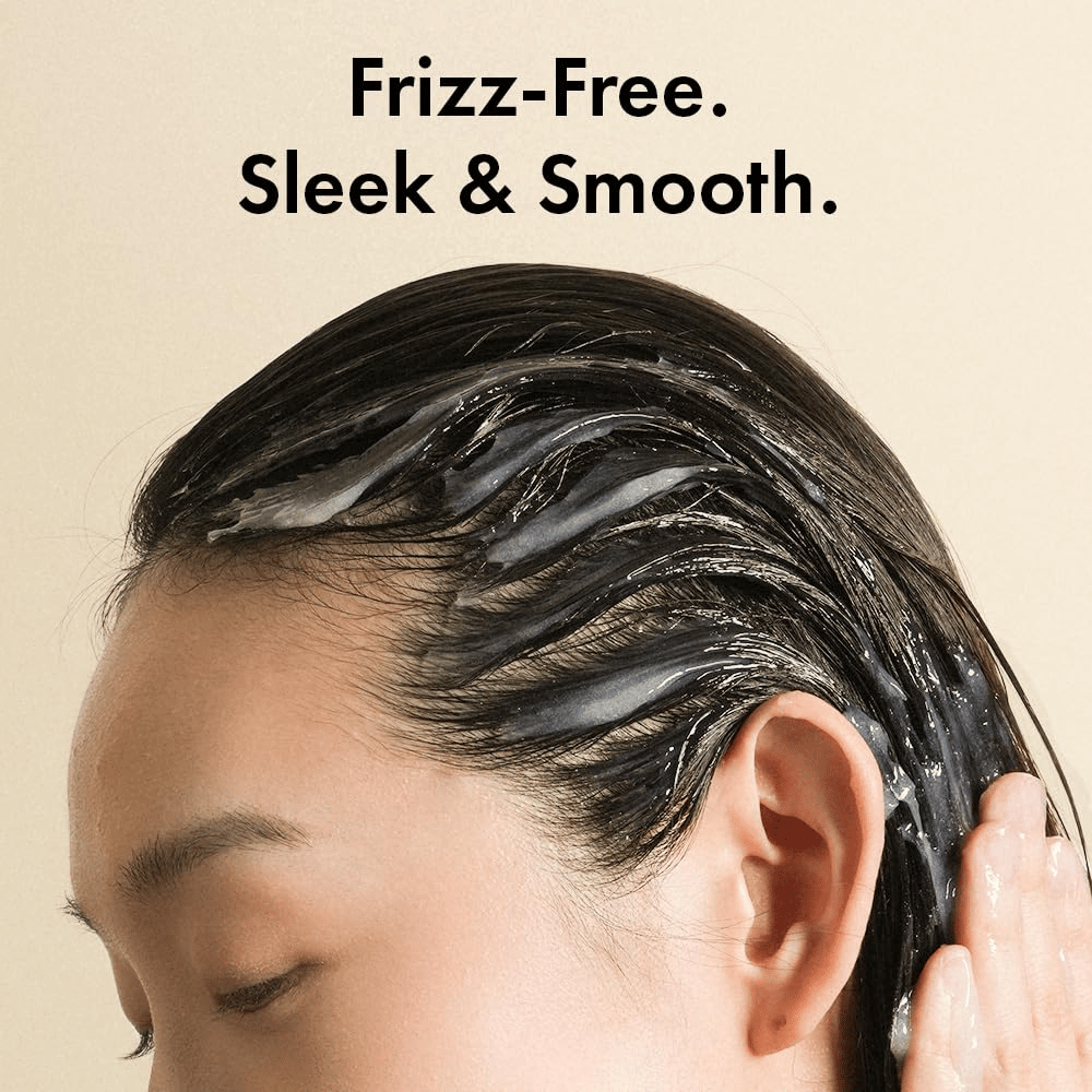 Pessoa a aplicar Grabity Hair Lifting Water Conditioner no cabelo molhado. A fórmula leve envolve as fibras capilares para combater o frisado e proporcionar um cabelo mais macio, mais liso e com um aspeto mais cuidado.