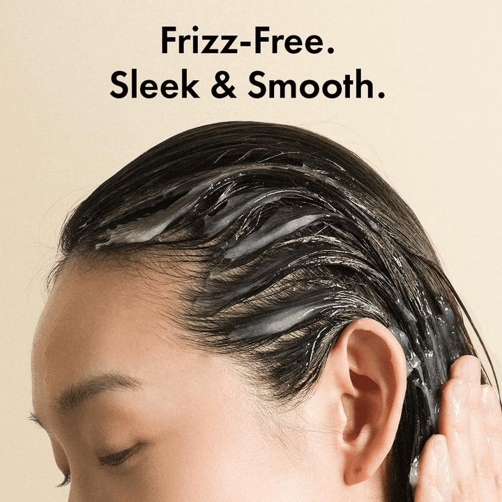 Pessoa a aplicar Grabity Hair Lifting Water Conditioner no cabelo molhado. A fórmula leve envolve as fibras capilares para combater o frisado e proporcionar um cabelo mais macio, mais liso e com um aspeto mais cuidado.