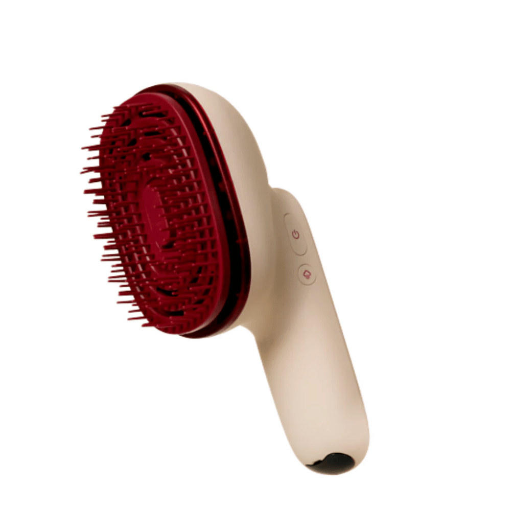 Close-up do MOEV Hair Steamer Pro com cerdas vermelhas e cabo ergonômico. Escova de cuidados capilares profissional com vapor e tecnologia LED.