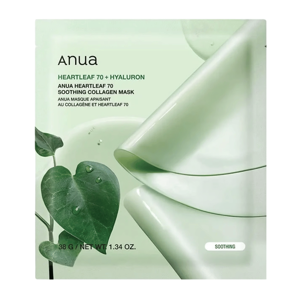 Imagem limpa do produto Anua Heartleaf 70 Soothing Collagen Mask. A embalagem tem um design verde suave que transmite propriedades calmantes e hidratantes. Folhas de heartleaf com gotas de água reforçam o foco do produto na pele sensível, no equilíbrio da hidratação e em ingredientes de cuidado. O produto é comercializado como uma máscara de colagénio calmante com heartleaf e ácido hialurónico.