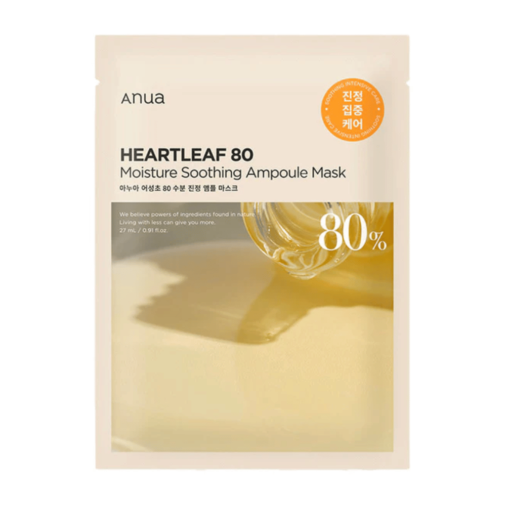 A embalagem para Anua Heartleaf 80 Moisture Soothing Ampoule Mask mostra um líquido espesso e dourado a pingar sobre uma superfície, com uma etiqueta clara indicando 80% de ingrediente principal. O design é minimalista com cores neutras.