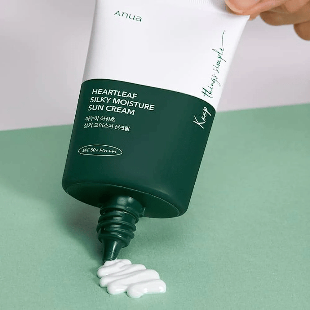  Protetor solar de Anua, "Heartleaf Silky Moisture", é pressionado para fora do tubo.