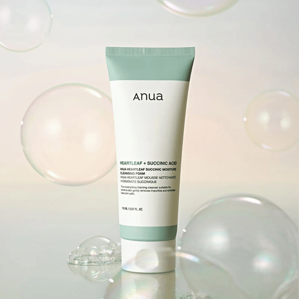 Imagem de produto de Anua Heartleaf + Succinic Acid Moisture Cleansing Foam rodeado por bolhas transparentes. A imagem reforça a sensação de limpeza suave, frescura e uma espuma leve.