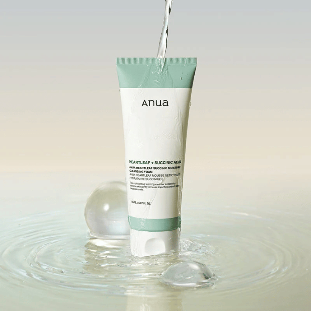 Imagem de produto em que o produto de limpeza está rodeado por água corrente e gotas de água. A imagem comunica uma experiência de limpeza fresca, hidratante e suave, com foco na pureza e na hidratação.