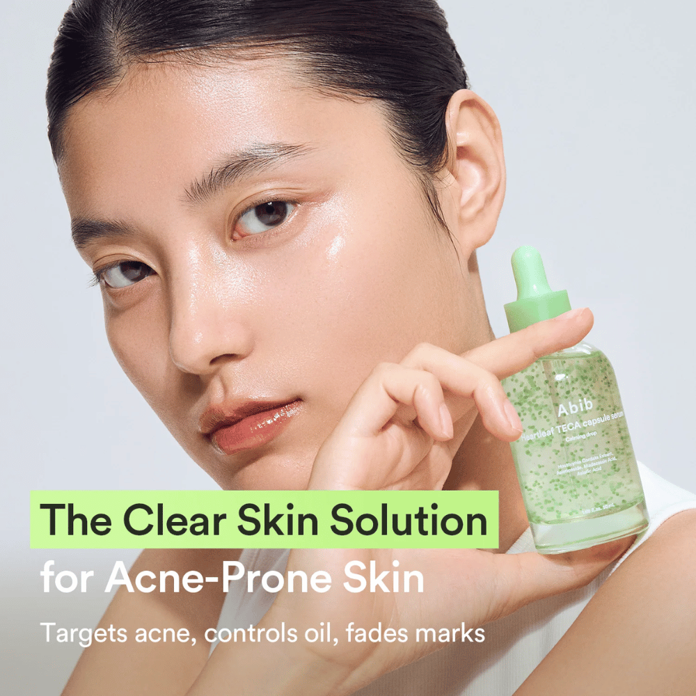 Imagem promocional com modelo a segurar Abib Heartleaf TECA Capsule Serum juntamente com texto sobre pele mais clara para pele com tendência acneica e controlo da oleosidade em excesso.