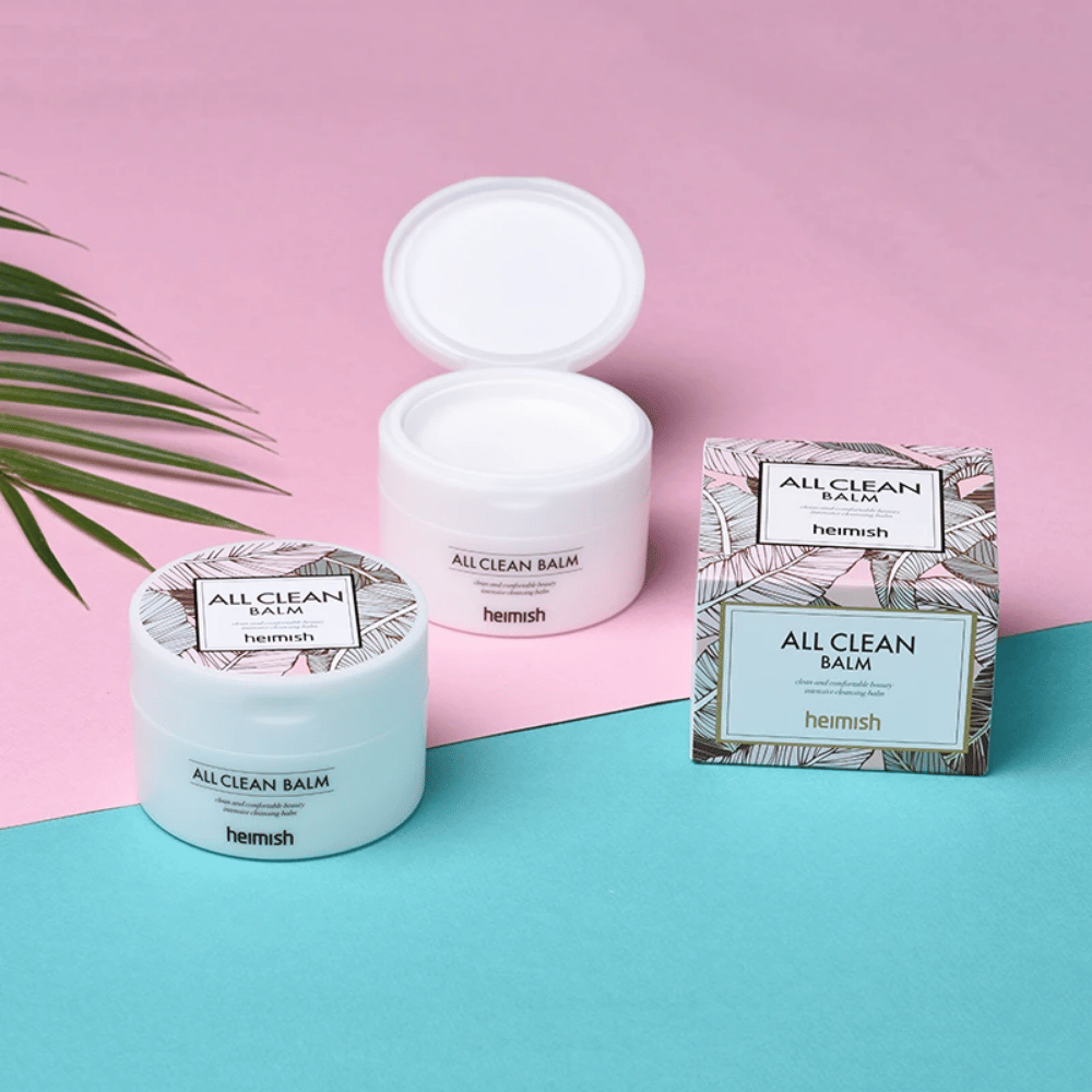Heimish All Clean Balm 120ml e uma palma sobre fundo rosa e azul, adequado para pele sensível.