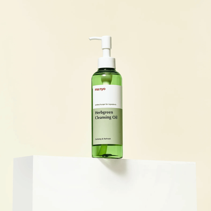 ma:nyo Herbgreen Cleansing Oil em pedestal, óleo de limpeza coreano suave com extratos de ervas verdes para uso diário limpeza facial