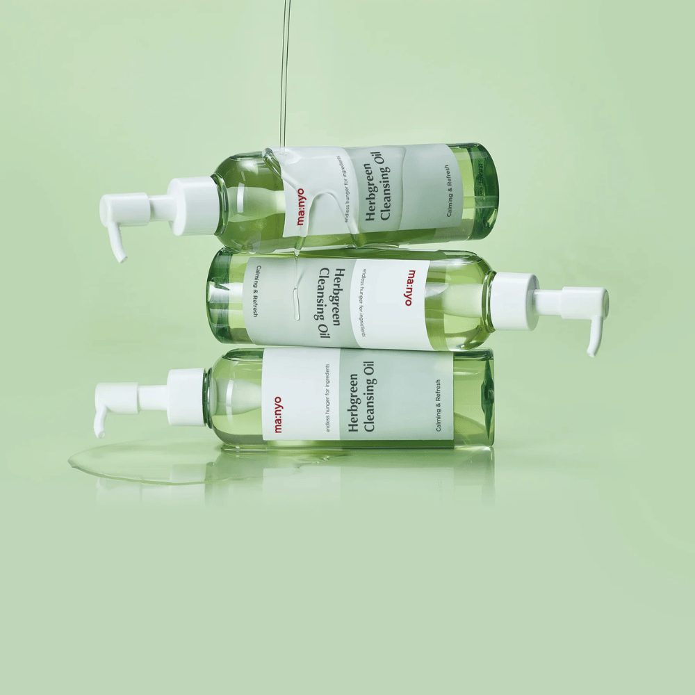 ma:nyo Herbgreen Cleansing Oil óleo de limpeza em garrafas empilhadas, óleo de limpeza que dissolve maquiagem, protetor solar e impurezas sem ressecar a pele