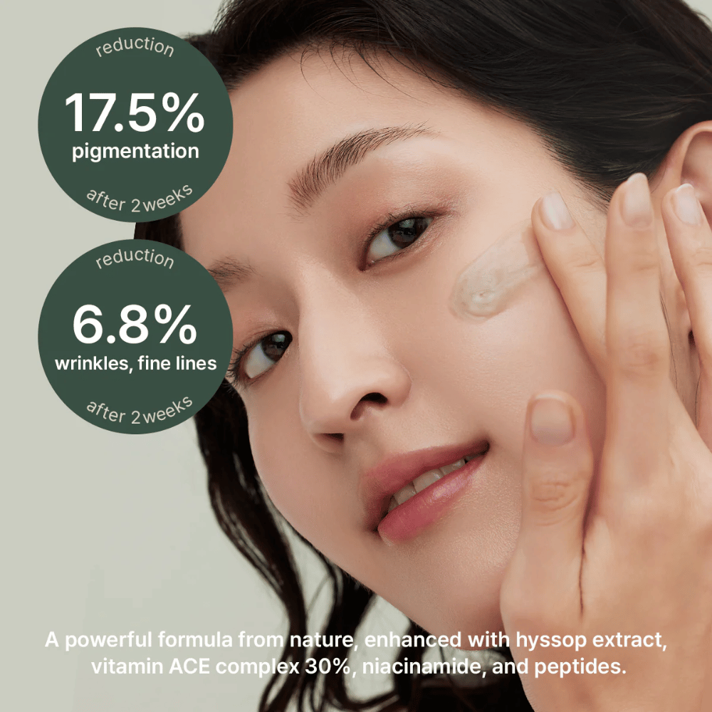 Mulher aplica Arencia Holy Hyssop Serum 30 – sérum clinicamente testado que reduz pigmentação em 17,5% e linhas finas em 6,8% em duas semanas.