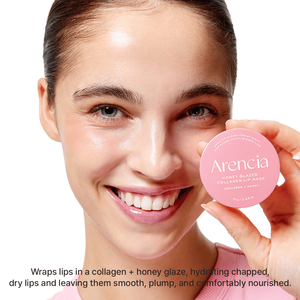 A modelo segura Arencia Honey Glazed Collagen Lip Mask e mostra o resultado com lábios brilhantes, hidratados e mais preenchidos. O foco está no cuidado intensivo para lábios secos e gretados.