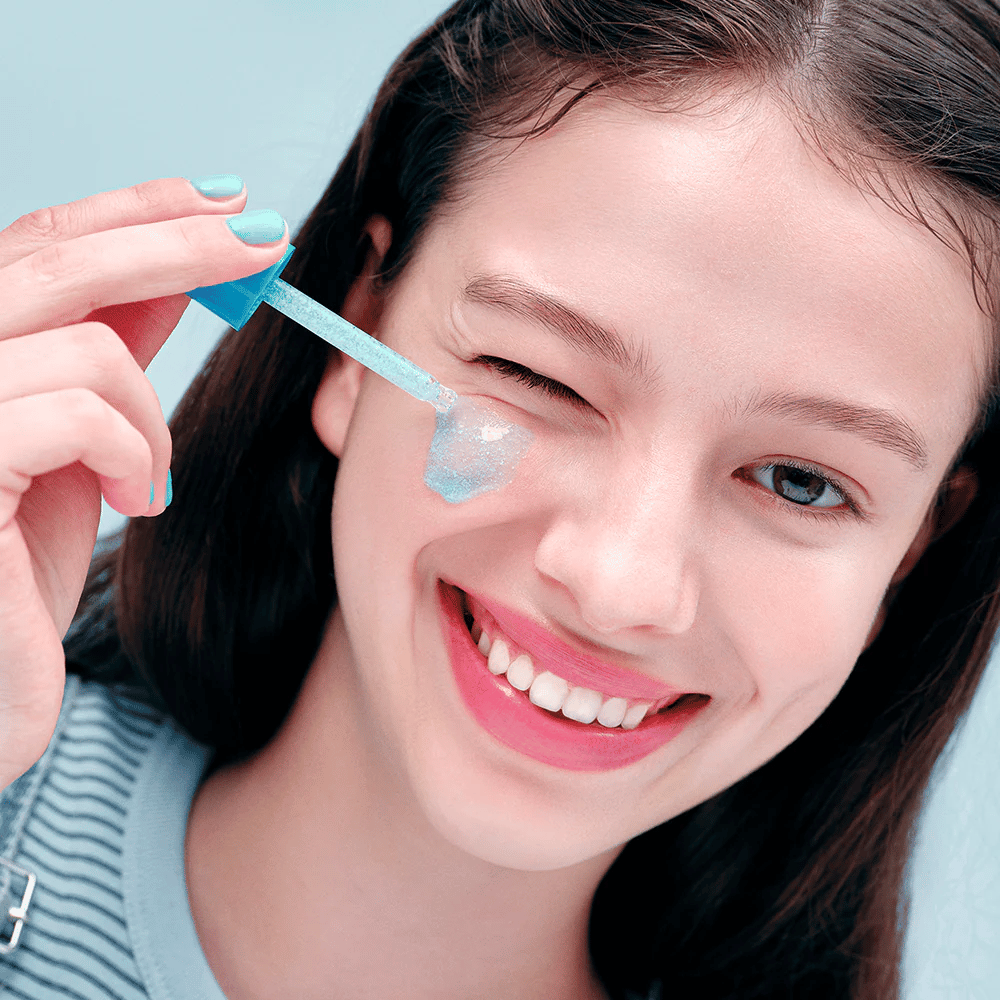 Aplicação de EQUAL BERRY Hyaltoin Flooding Serum com pipeta – hidrata e dá brilho