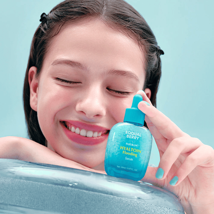 Modelo segura EQUAL BERRY Hyaltoin Flooding Serum – soro facial hidratante para pele macia e volumosa