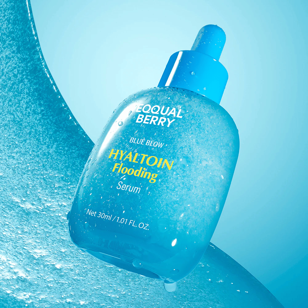 EQUAL BERRY Blue Blow Hyaltoin Flooding Serum 30 ml – soro hidratante com ácido hialurônico e efeito calmante, imagem do produto com textura de água
