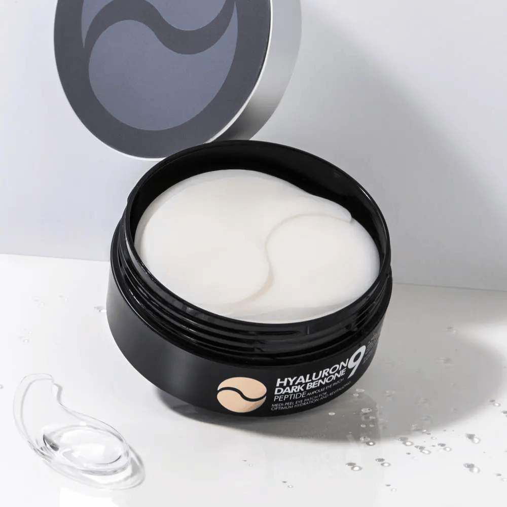 Close-up de Hyaluron Dark Benone Peptide 9 Ampoule Eye Patch – patches oculares de hidrogel suaves que ajudam a hidratar, suavizar e revigorar a pele sob os olhos.