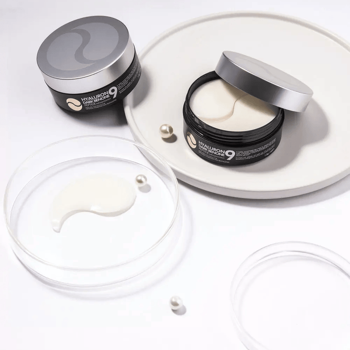 Hyaluron Dark Benone Peptide 9 Ampoule Eye Patch em pote aberto com patches de hidrogel – máscara ocular intensamente hidratante com peptídeos e ácido hialurônico.