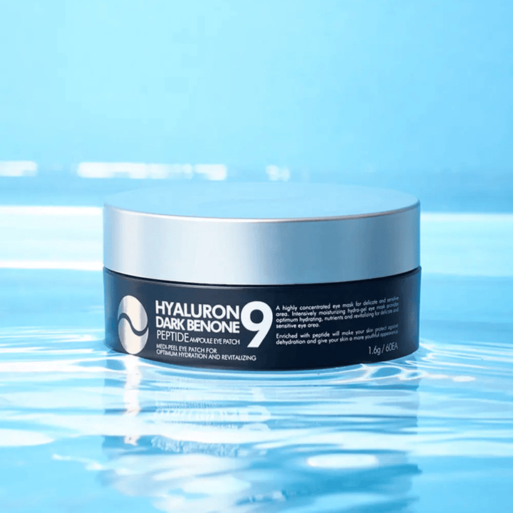 Hyaluron Dark Benone Peptide 9 Ampoule Eye Patch colocada na superfície da água – patches oculares coreanos hidratantes com ácido hialurônico e peptídeos para uma pele mais fresca ao redor dos olhos.