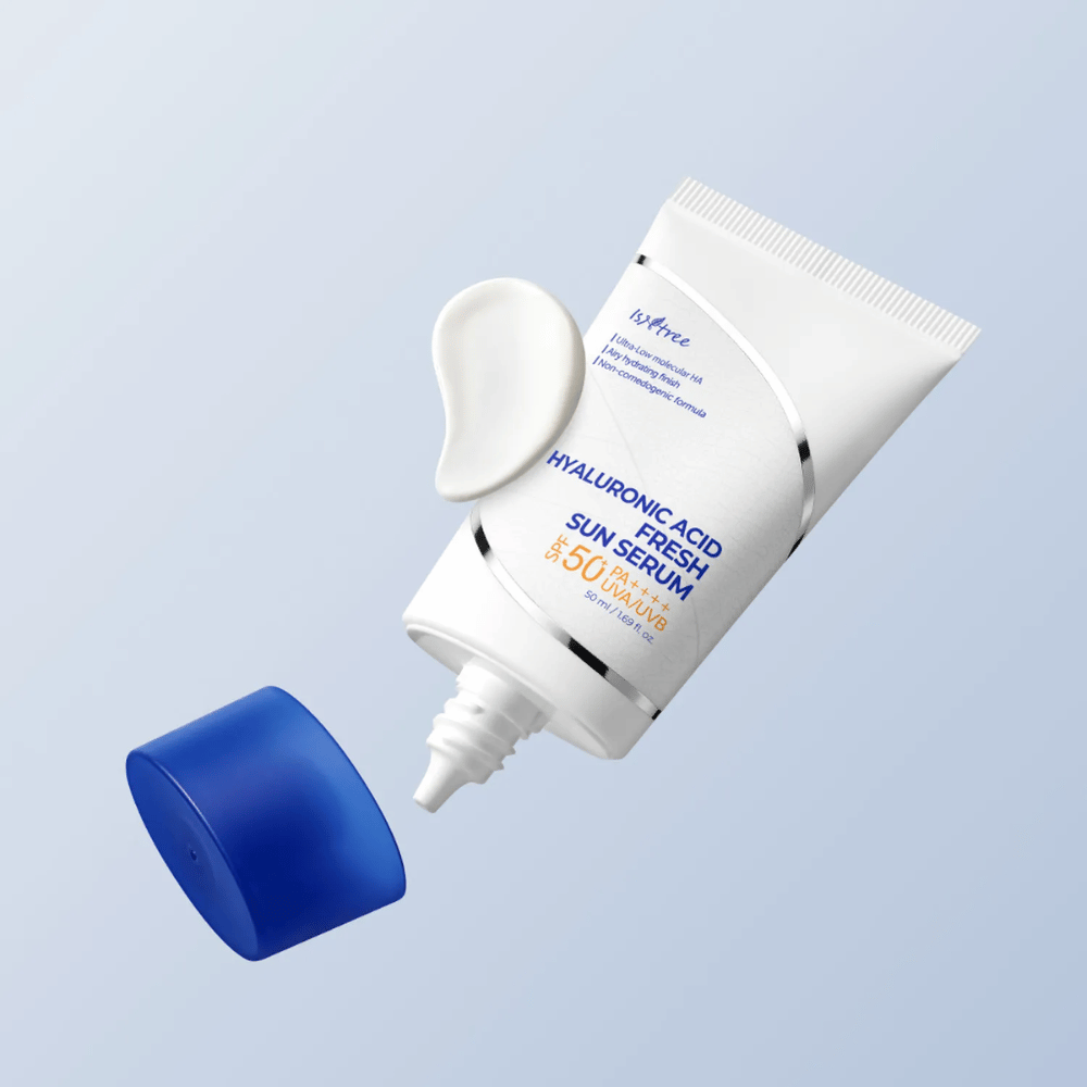 Isntree Hyaluronic Acid Fresh Sun Serum é um sérum solar leve com SPF50+ PA++++ que protege contra UVA/UVB enquanto hidrata com ácido hialurônico. Perfeito para pele sensível.