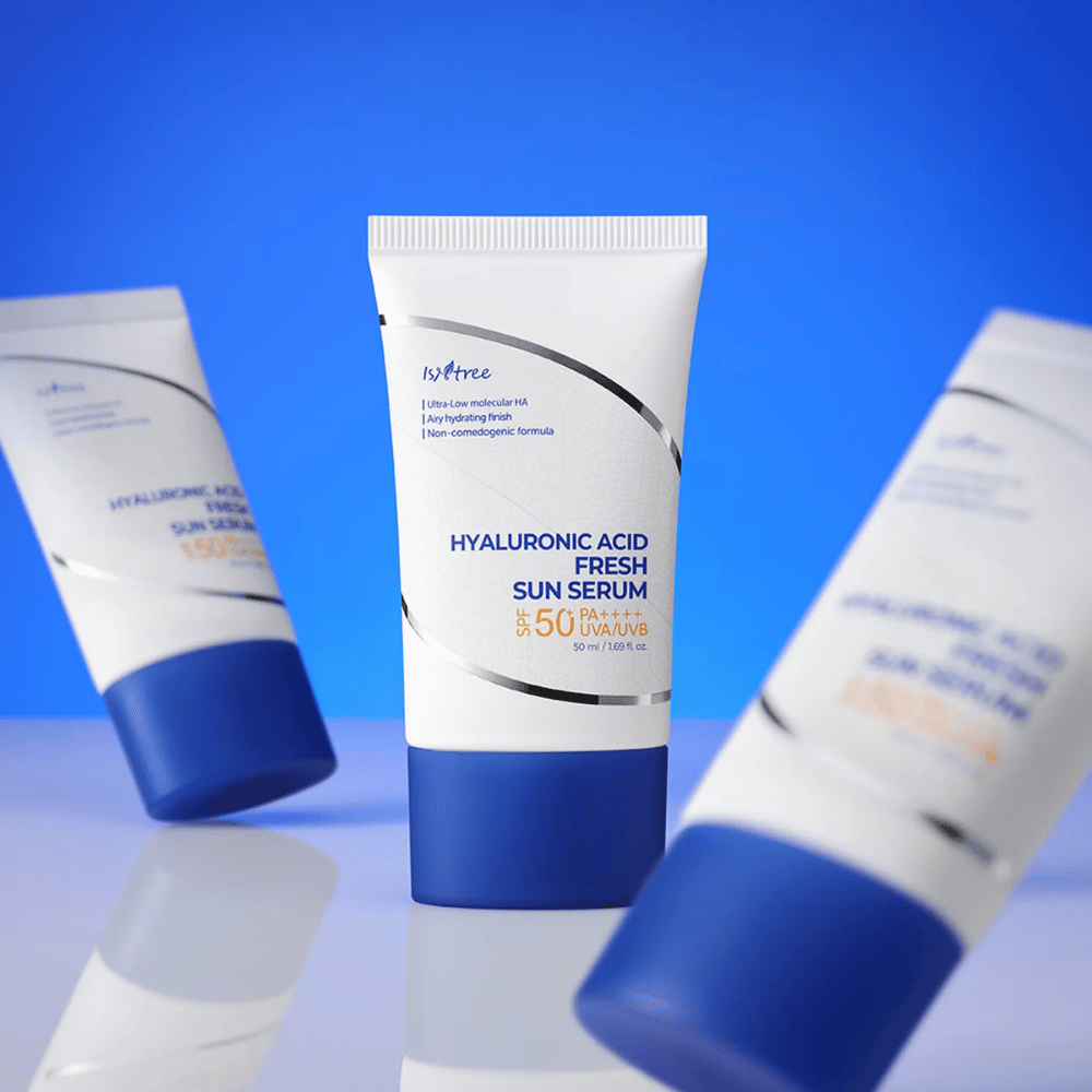 Isntree Hyaluronic Acid Fresh Sun Serum protege com SPF50+ PA++++ enquanto hidrata intensamente com ácido hialurônico em vários tamanhos moleculares.